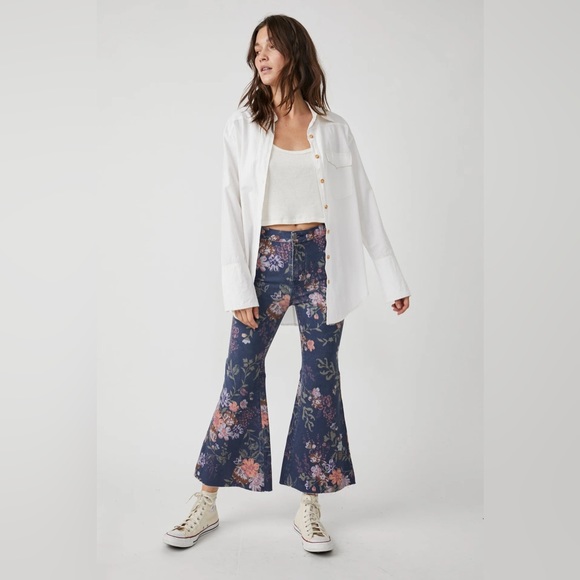 🌟LAST ONE! FREE PEOPLE Youthquake Printed Crop Flare Jeans Navy Combo - Picture 2 of 14